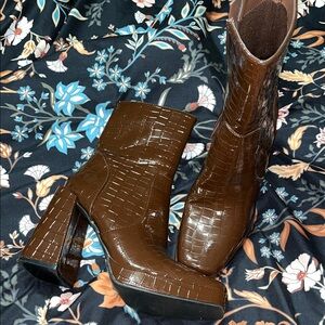 Brown Croc-Embossed Women's Boots size 7.5